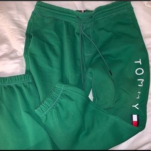 BARELY WORN GREEN TOMMY HILFIGER SWEATPANTS SIZE M